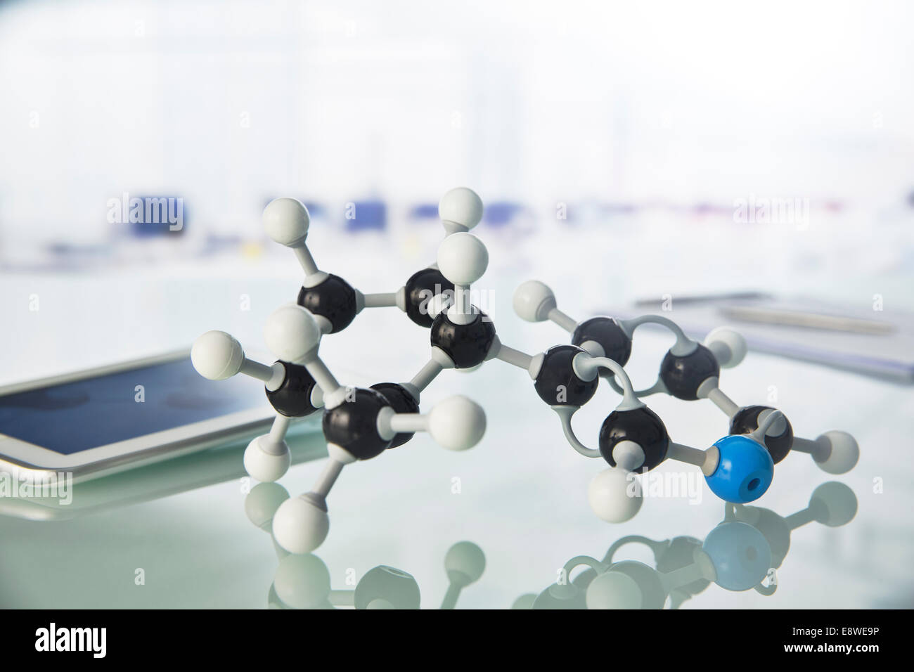 Nahaufnahme von Molekülmodell auf Theke im Labor Stockfoto