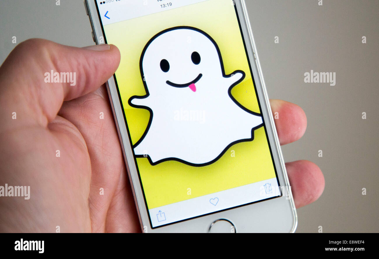 Weißes Iphone 5 s Snapchat app-Logo auf dem Bildschirm Stockfoto
