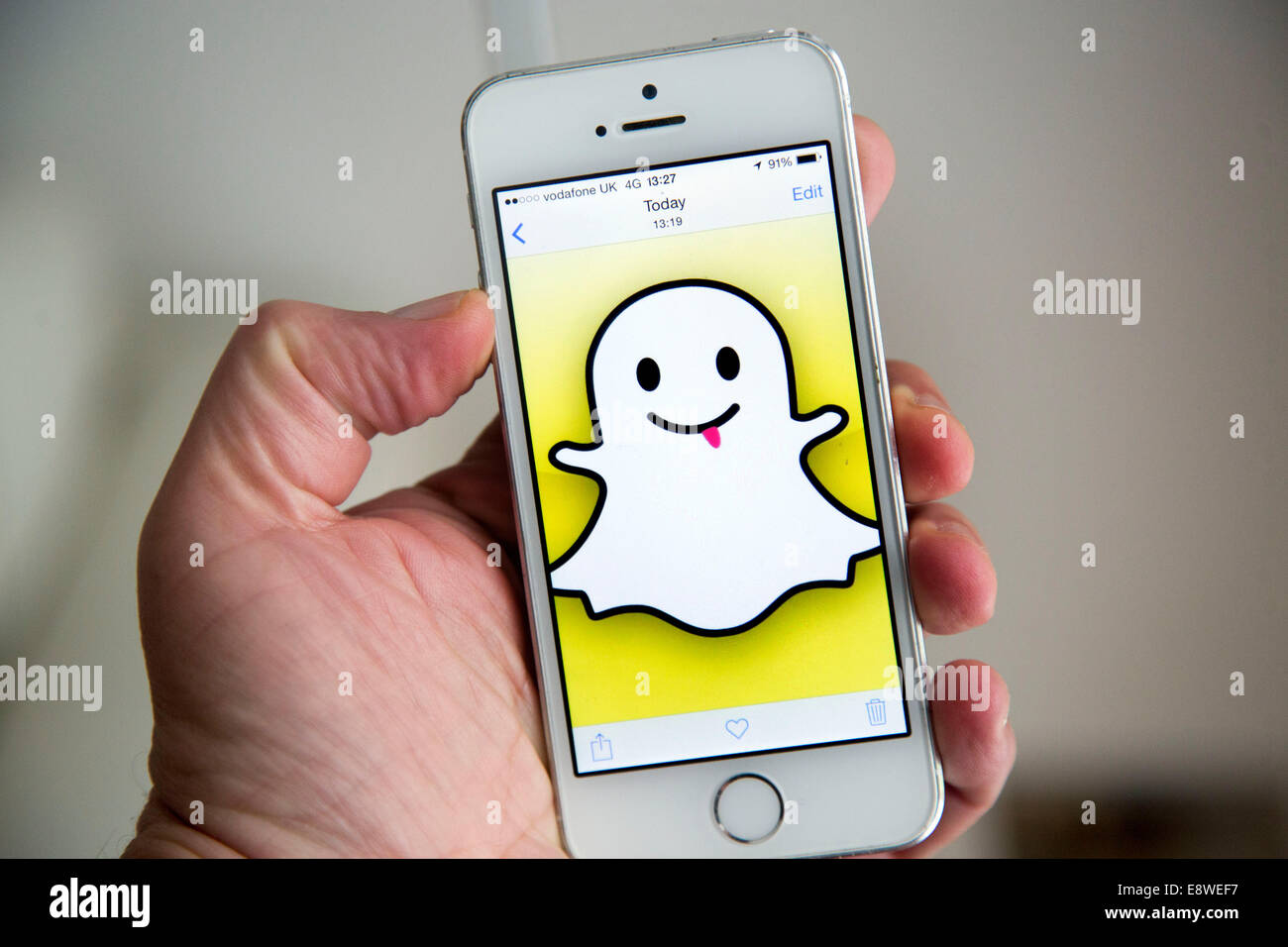 Weißes Iphone 5 s Snapchat app-Logo auf dem Bildschirm Stockfoto