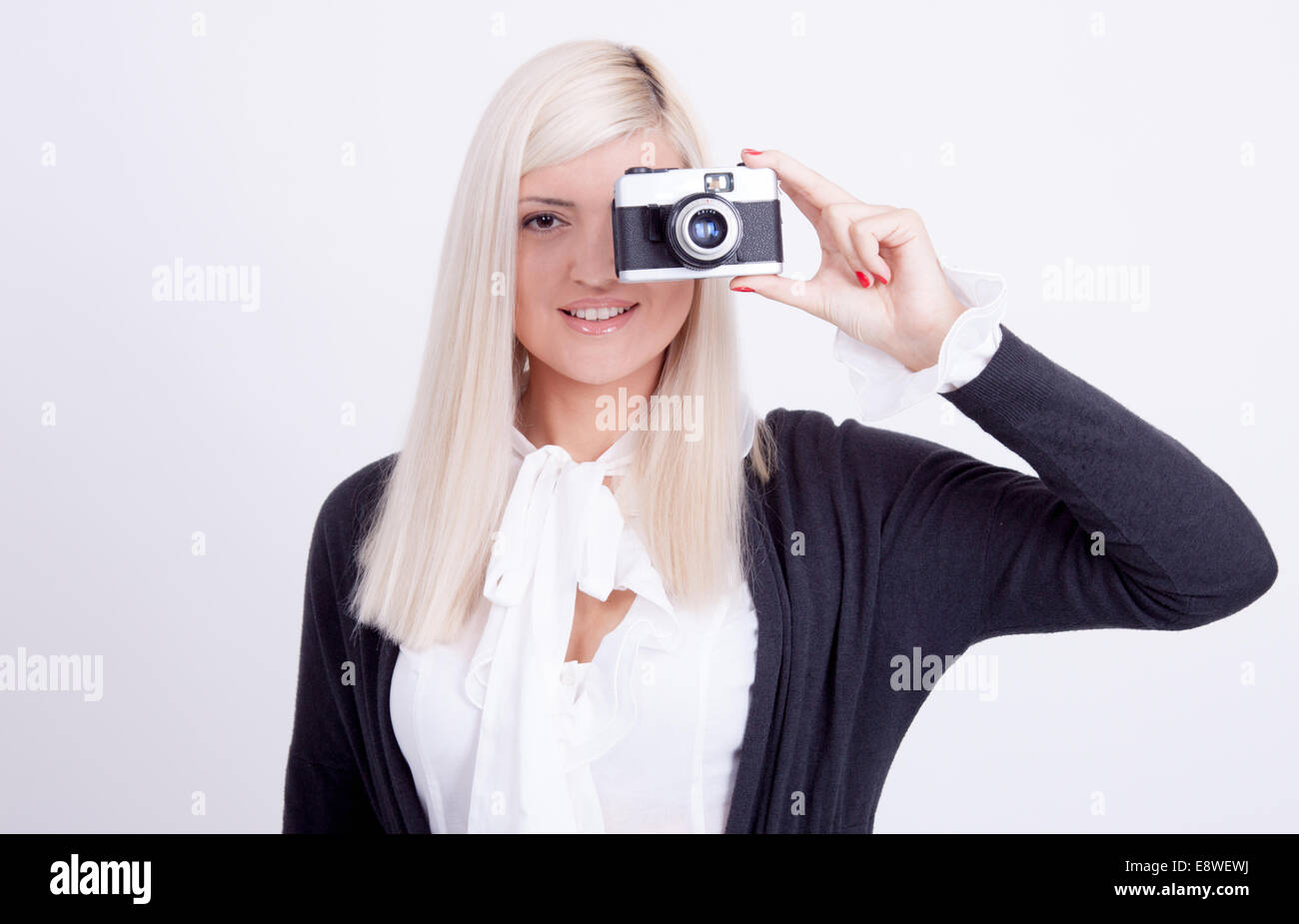 Blonde Frau in weißem Hintergrund fotografiert Stockfoto