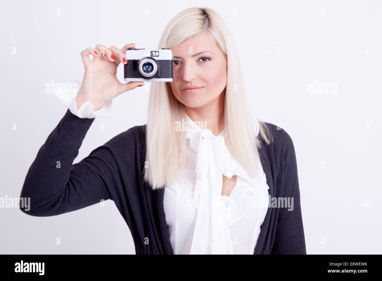 Blonde Frau in weißem Hintergrund fotografiert Stockfoto