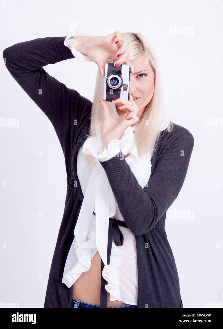 Blonde Frau in weißem Hintergrund fotografiert Stockfoto