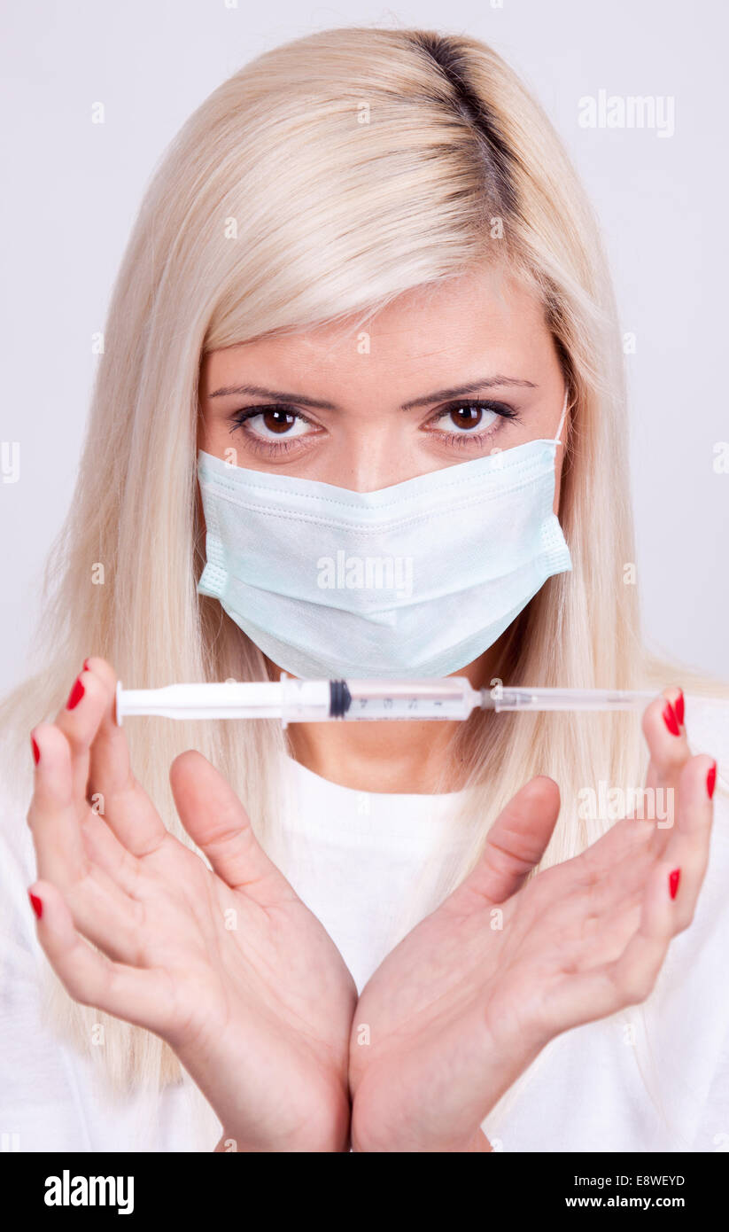 Ärztin oder Krankenschwester in medizinischen Maske Holding Spritze mit Einspritzung Stockfoto