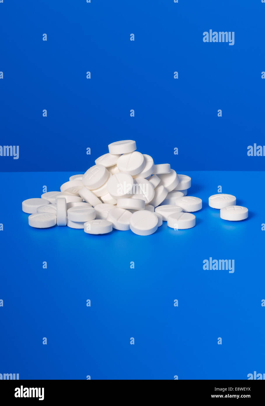 Haufen von verschreibungspflichtigen Pillen an blau-Zähler Stockfoto