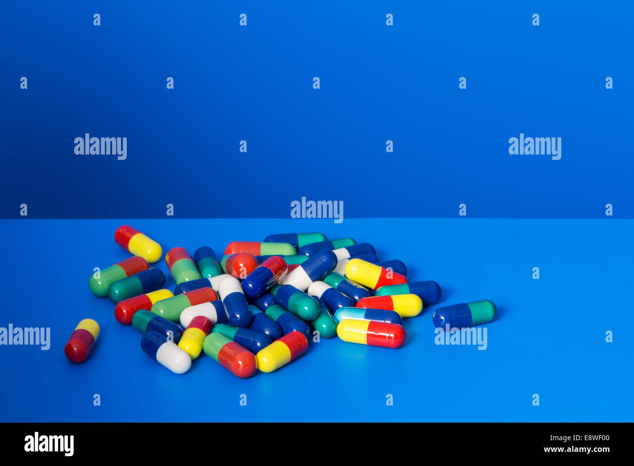 Haufen von verschreibungspflichtigen Pillen an blau-Zähler Stockfoto