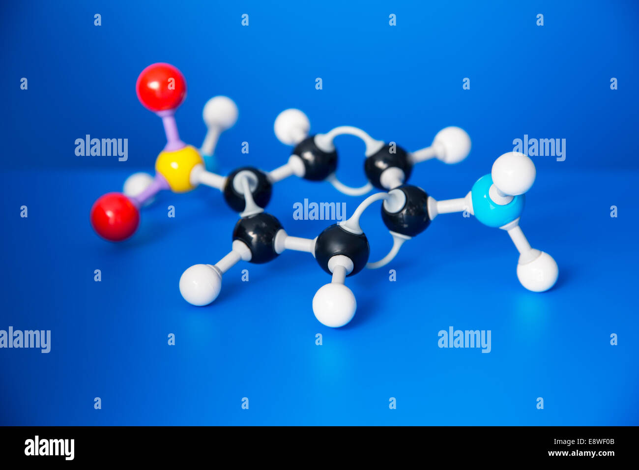 Molekülmodell an blau-Zähler Stockfoto