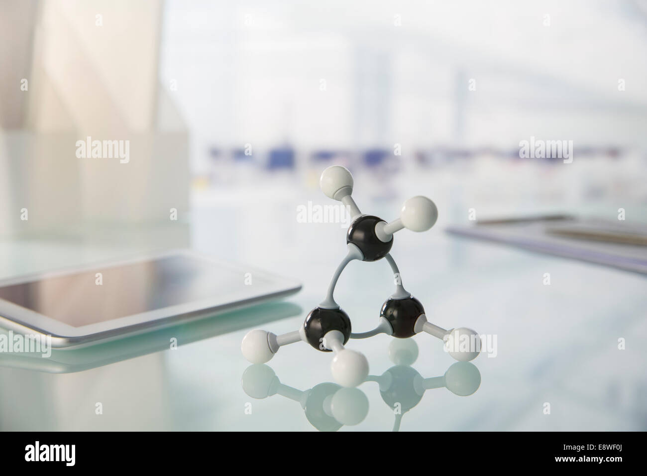 Molekülmodell und digital-Tablette auf Theke im Labor Stockfoto