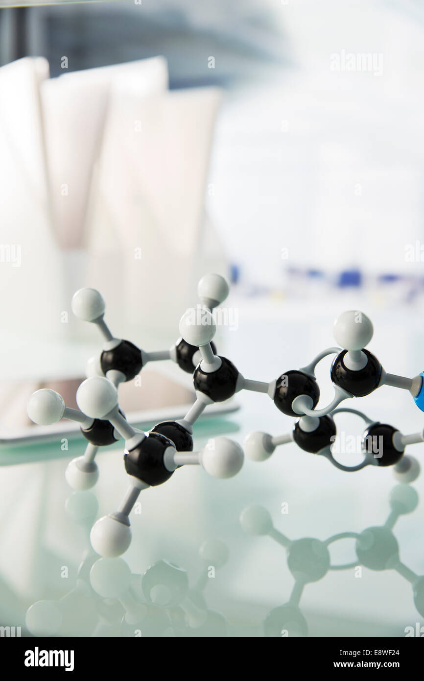Nahaufnahme von Molekülmodell auf Theke im Labor Stockfoto