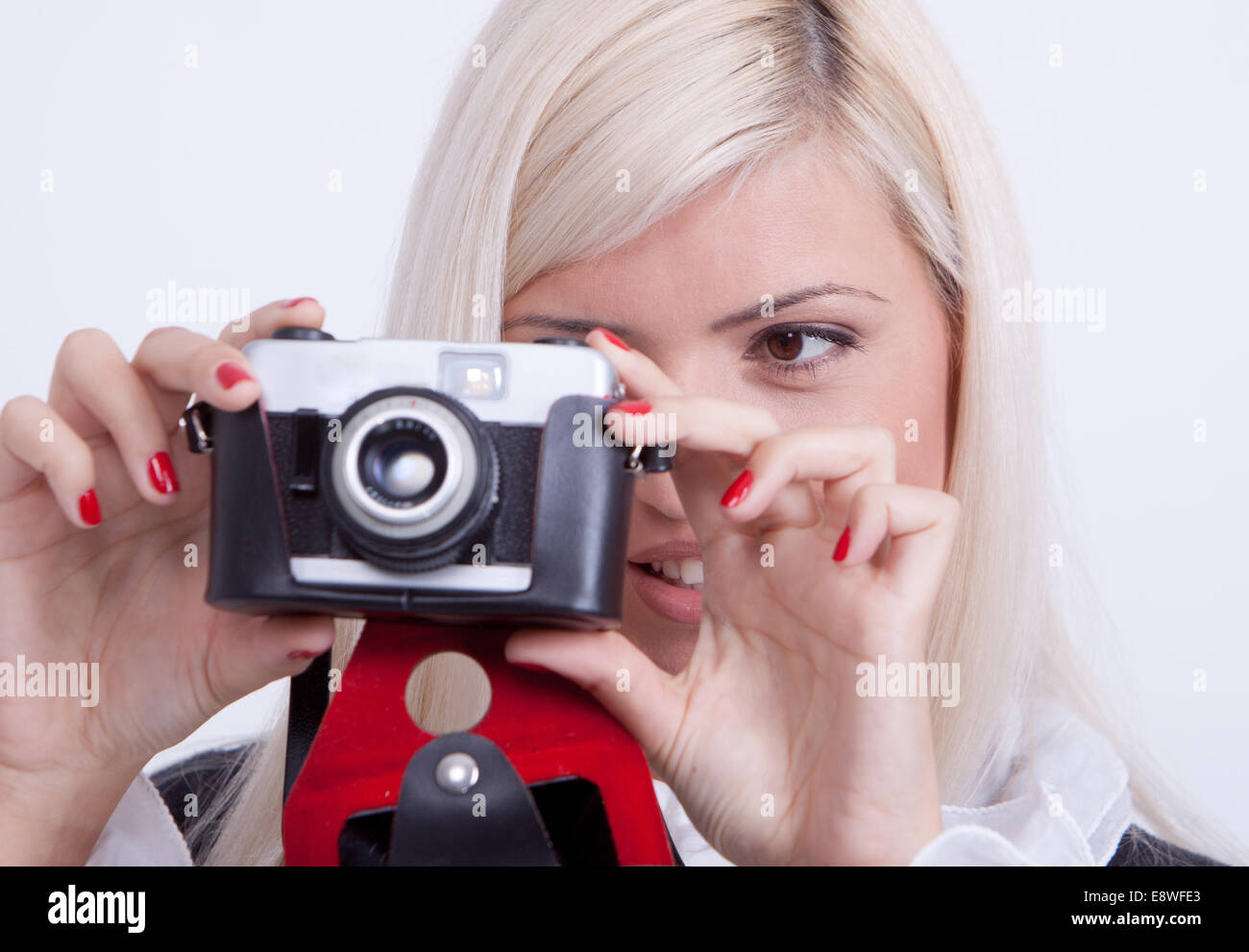 Blonde Frau in weißem Hintergrund fotografiert Stockfoto