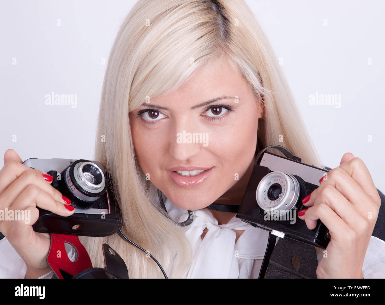 Blonde Frau in weißem Hintergrund fotografiert Stockfoto