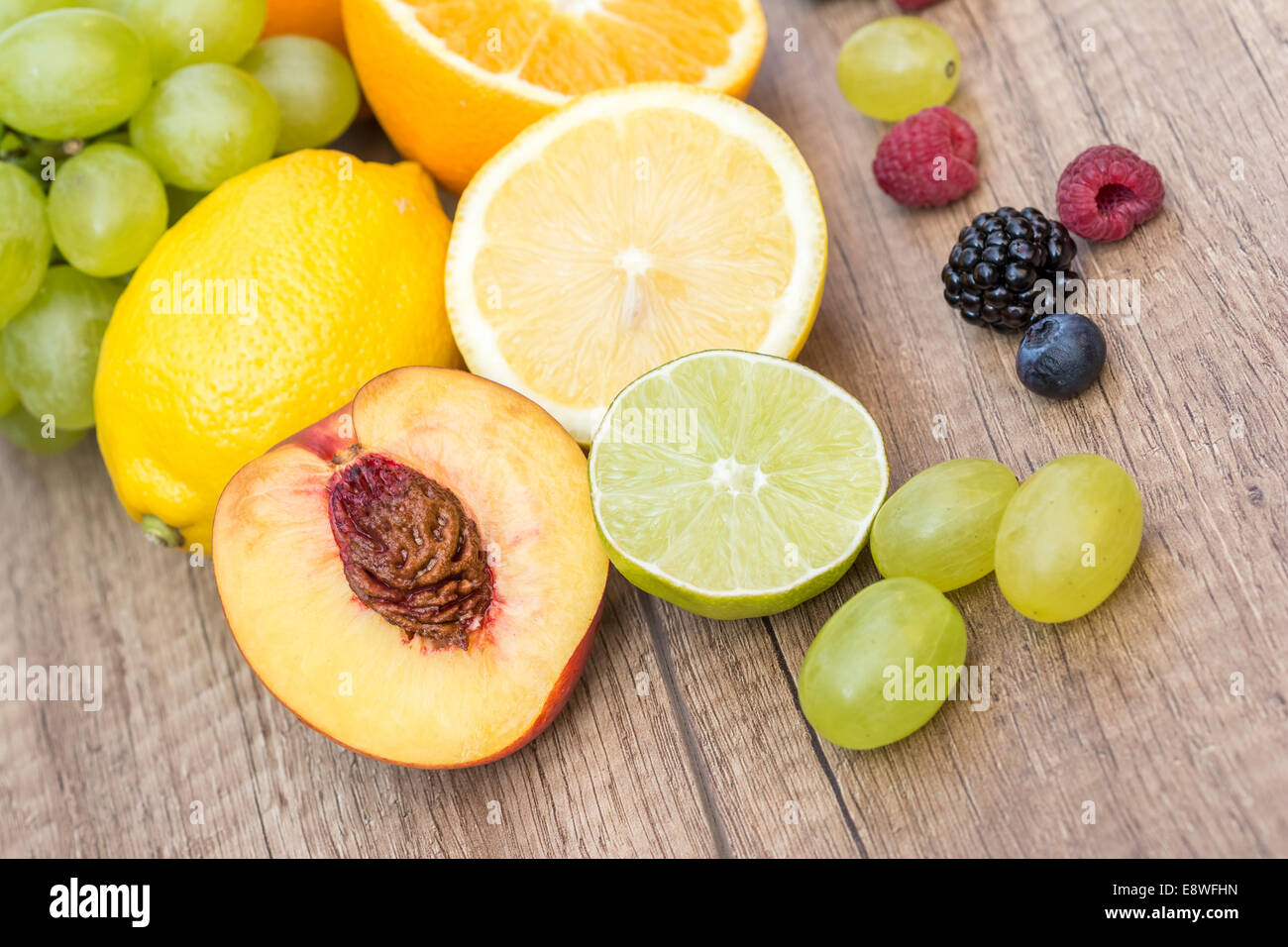 Sortiment von frischen exotischen Früchten auf Holztisch Stockfoto