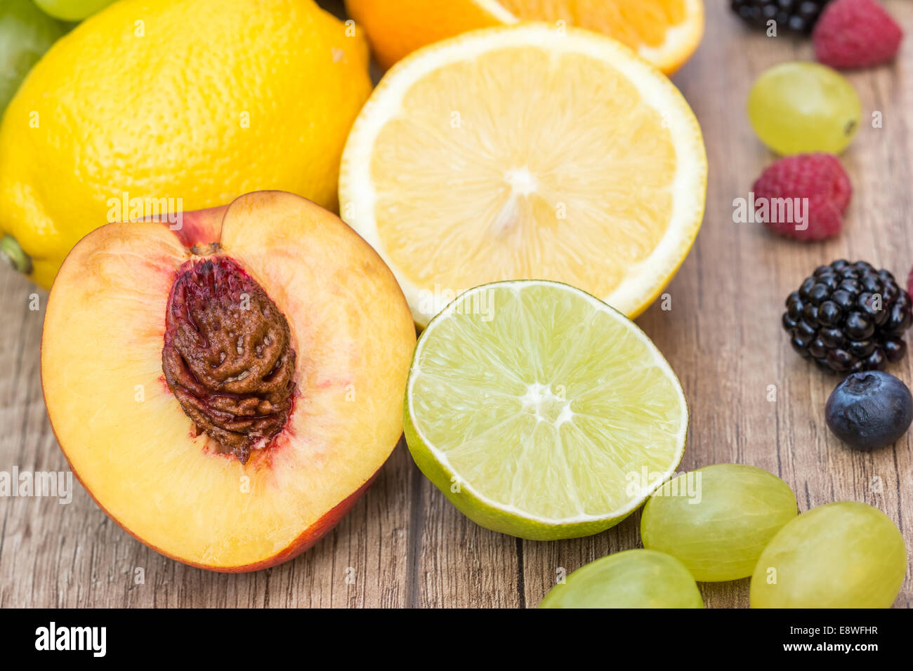 Sortiment von frischen exotischen Früchten auf Holztisch Stockfoto