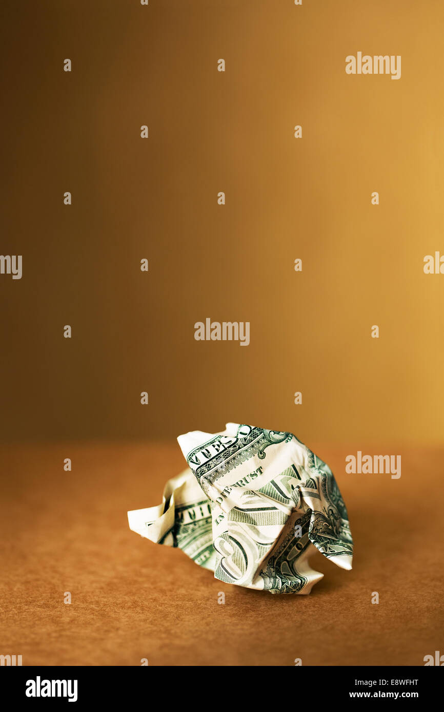 Nahaufnahme von zerknitterten Dollarschein auf Theke Stockfoto