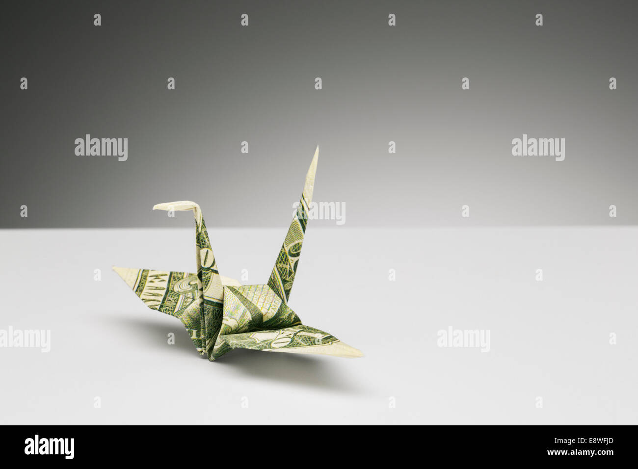 Origami-Kranich hat der Dollar-Schein auf die Theke Stockfoto