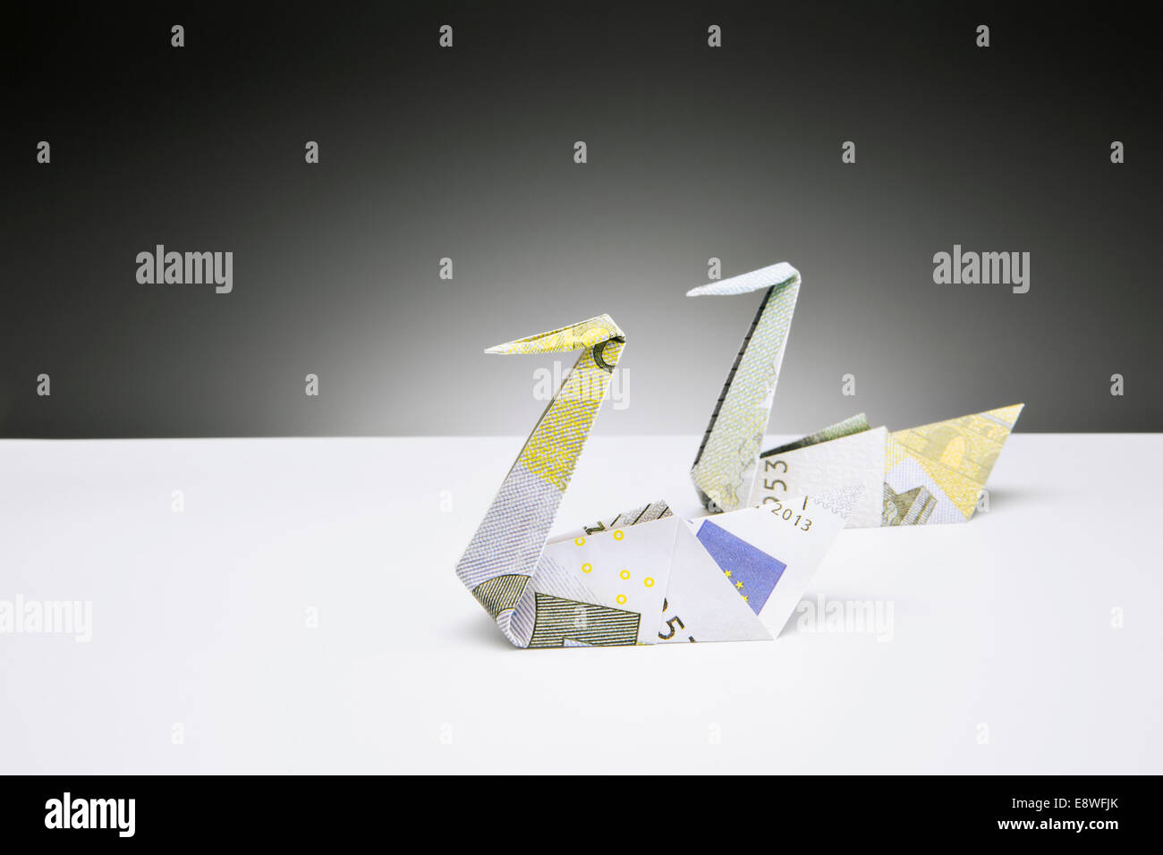 Origami Schwäne gemacht von Euro am Schalter Stockfoto