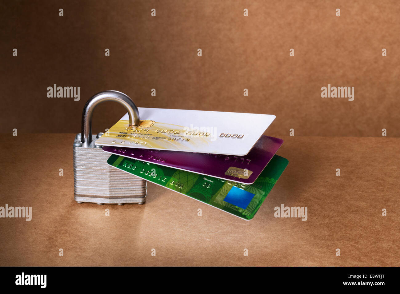 Kreditkarten mit Vorhängeschloss verbunden Stockfoto