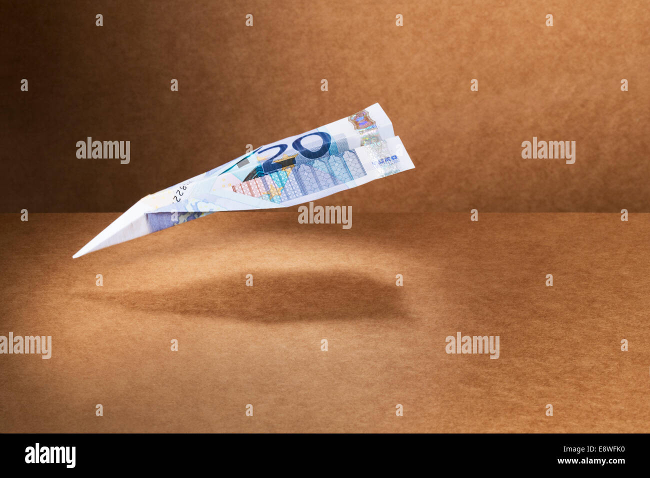 20-Euro-Schein in Papierflieger gefaltet Stockfoto