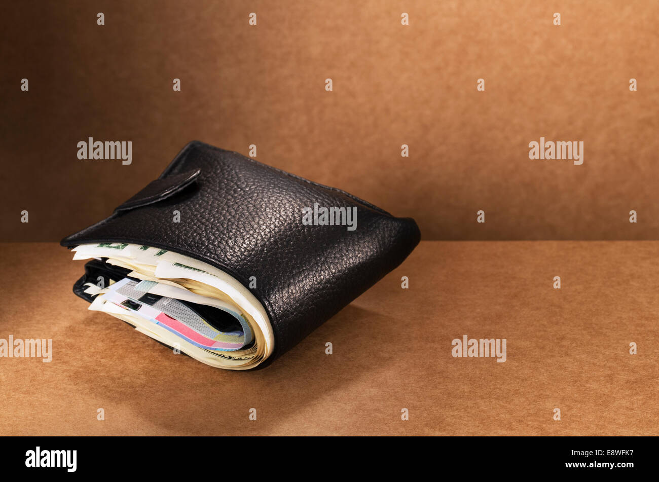 Nahaufnahme eines vollen Brieftasche auf Zähler Stockfoto