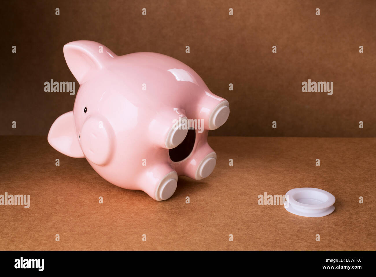 Leeren Sparschwein mit Stopper am Zähler Stockfoto