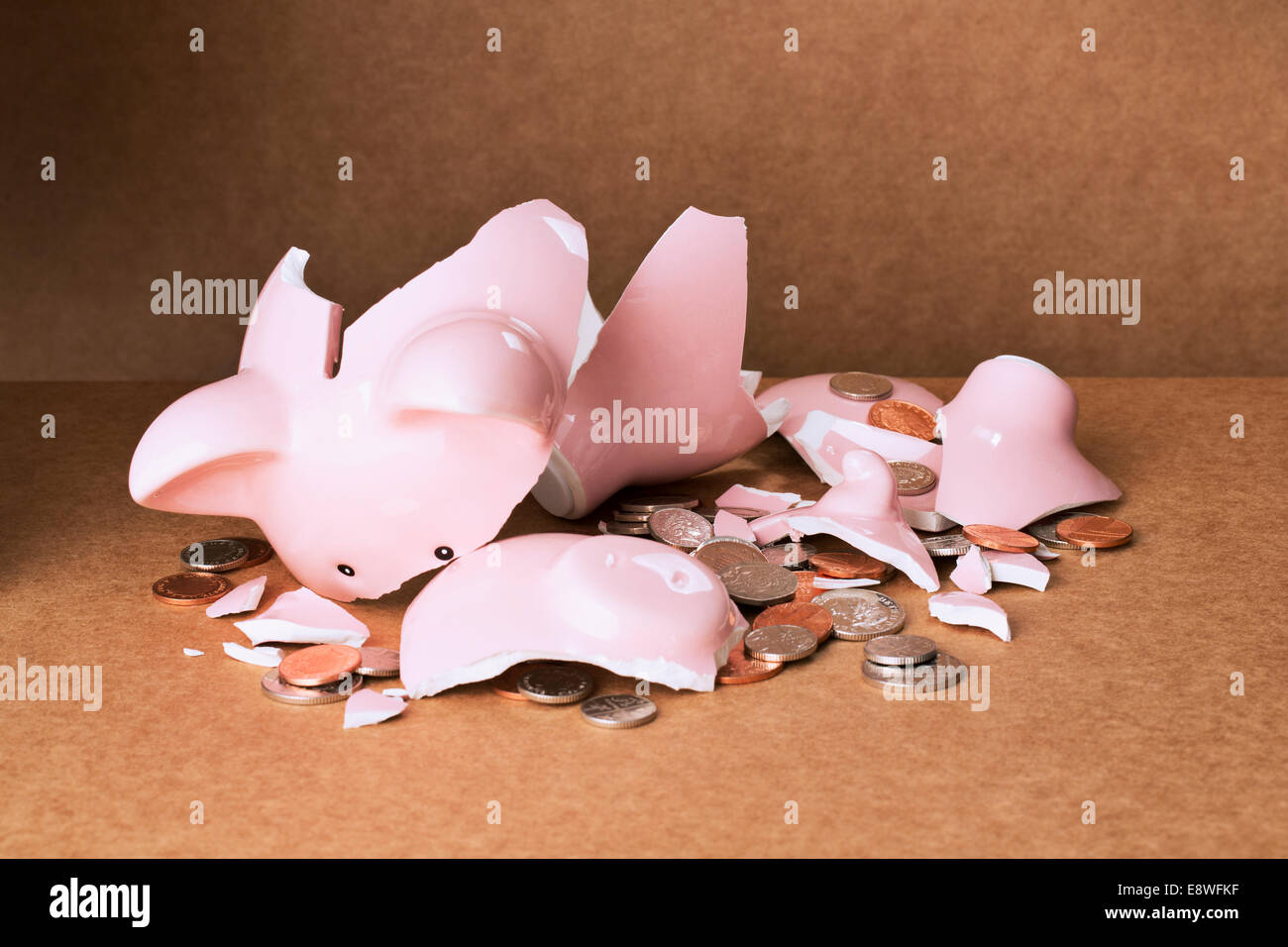 Gebrochene Sparschwein auf Theke Stockfoto
