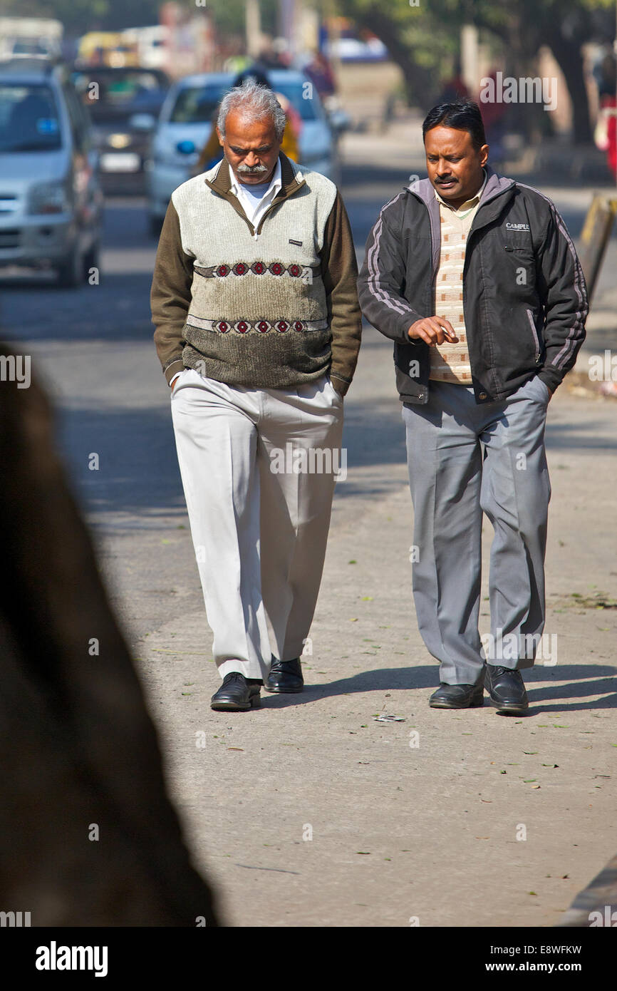 Gehen und sprechen. Saket, New Delhi, Indien. Stockfoto