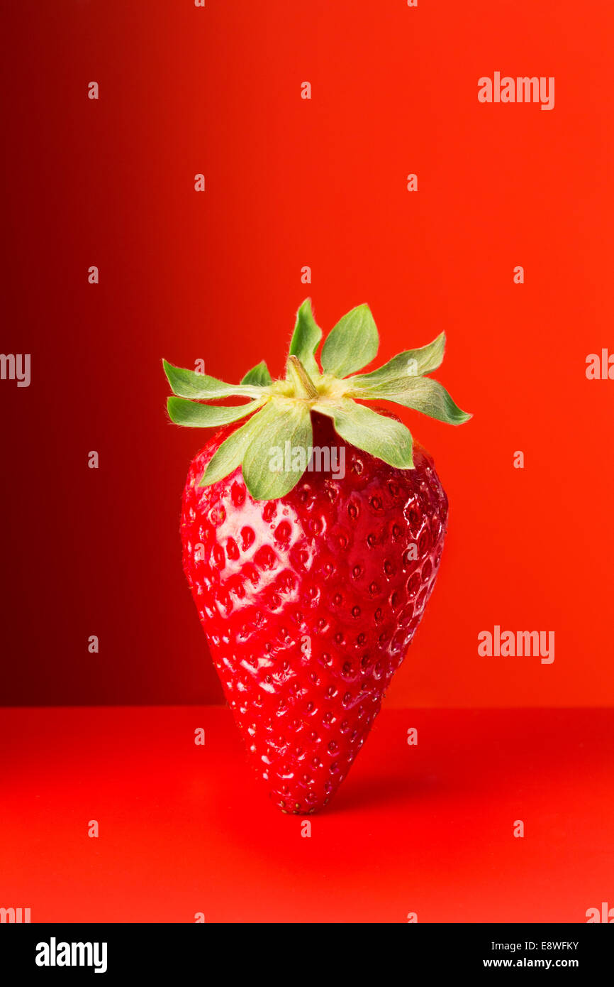Erdbeere auf roten Theke Stockfoto