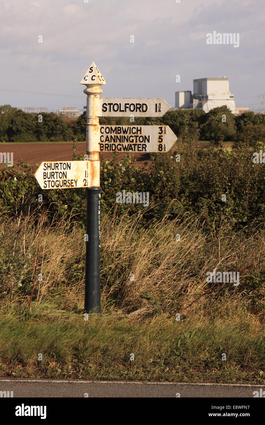 Atomkraftwerk Hinkley Point im Hintergrund mit alten Straße-Wegweiser zu den Dörfern Shurton Burton Stolford Stockfoto