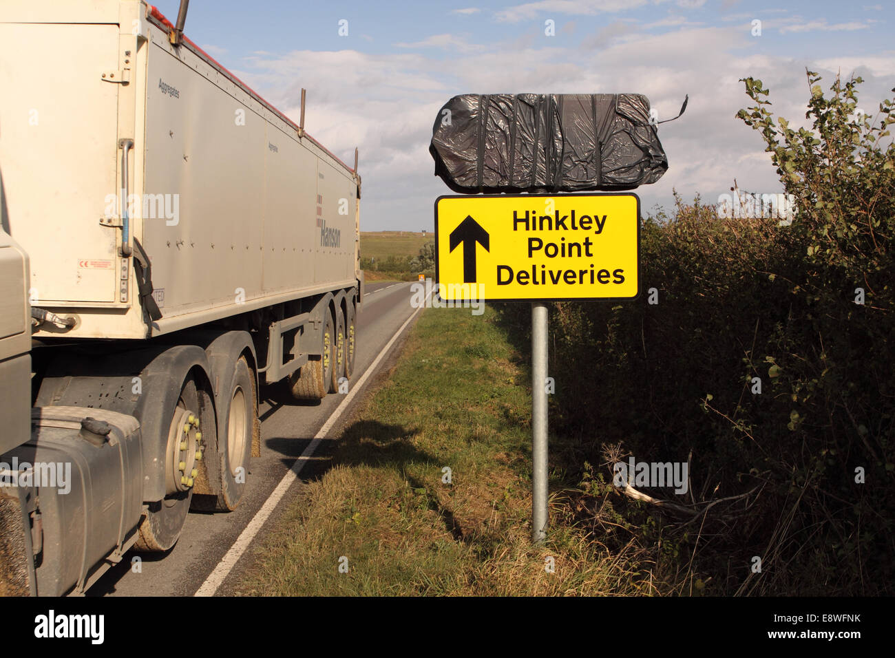 Hinkley Punkt eines großen LKW geht ein Hinkley Point C Lieferung Zeichen - Bau des neuen Kernkraftwerks gewonnen EU app Stockfoto