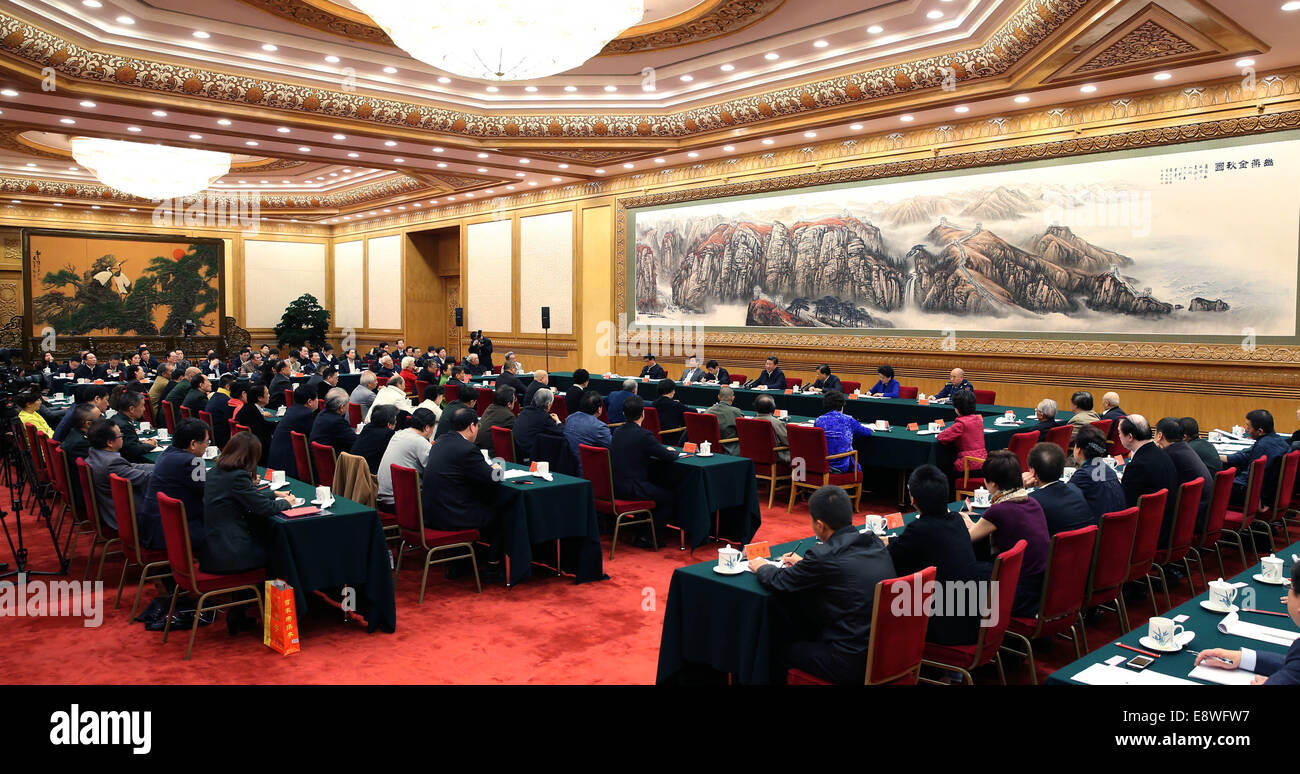 Peking, China. 15. Oktober 2014. Chinesischen Staatspräsidenten Xi Jinping präsidiert ein Symposium, das Teil des Landes renommiertesten Autoren, Schauspielern, Drehbuchautoren und Tänzern in Peking, Hauptstadt von China, 15. Oktober 2014 gesammelt. © Pang Xinglei/Xinhua/Alamy Live-Nachrichten Stockfoto