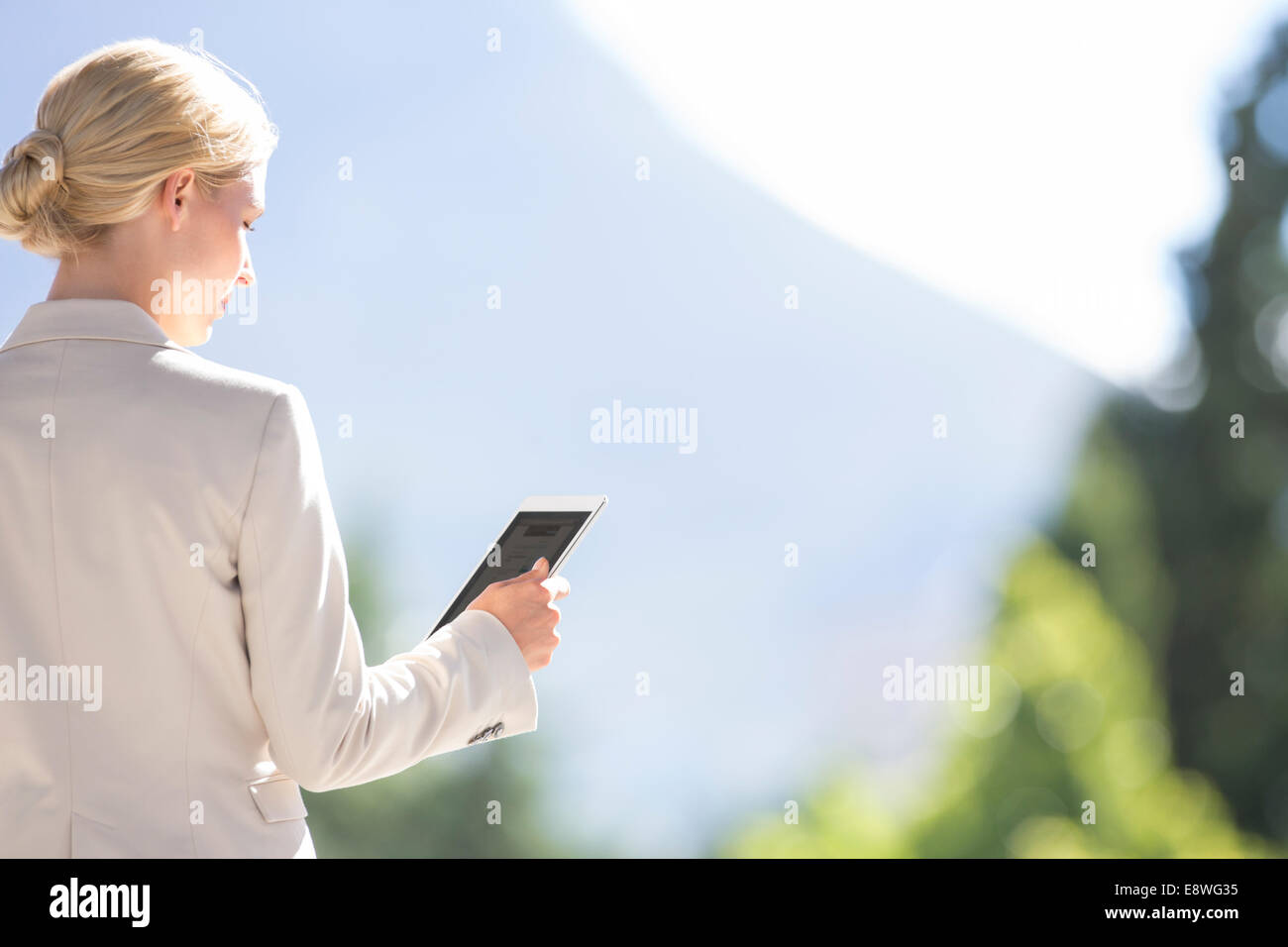 Frau mit digital-Tablette im freien Stockfoto
