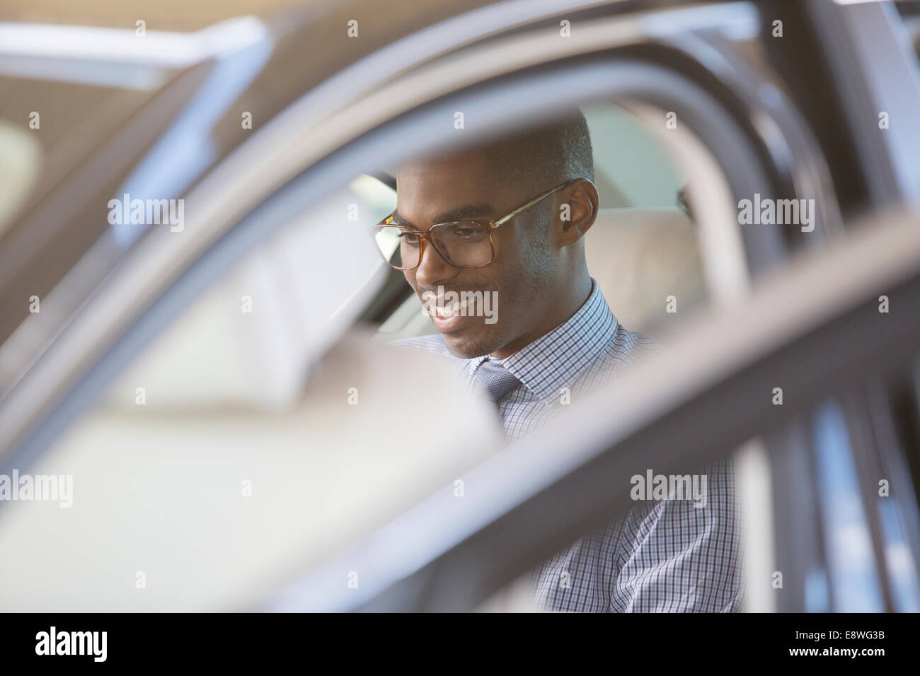 Lächelnde Geschäftsmann im Auto sitzen Stockfoto