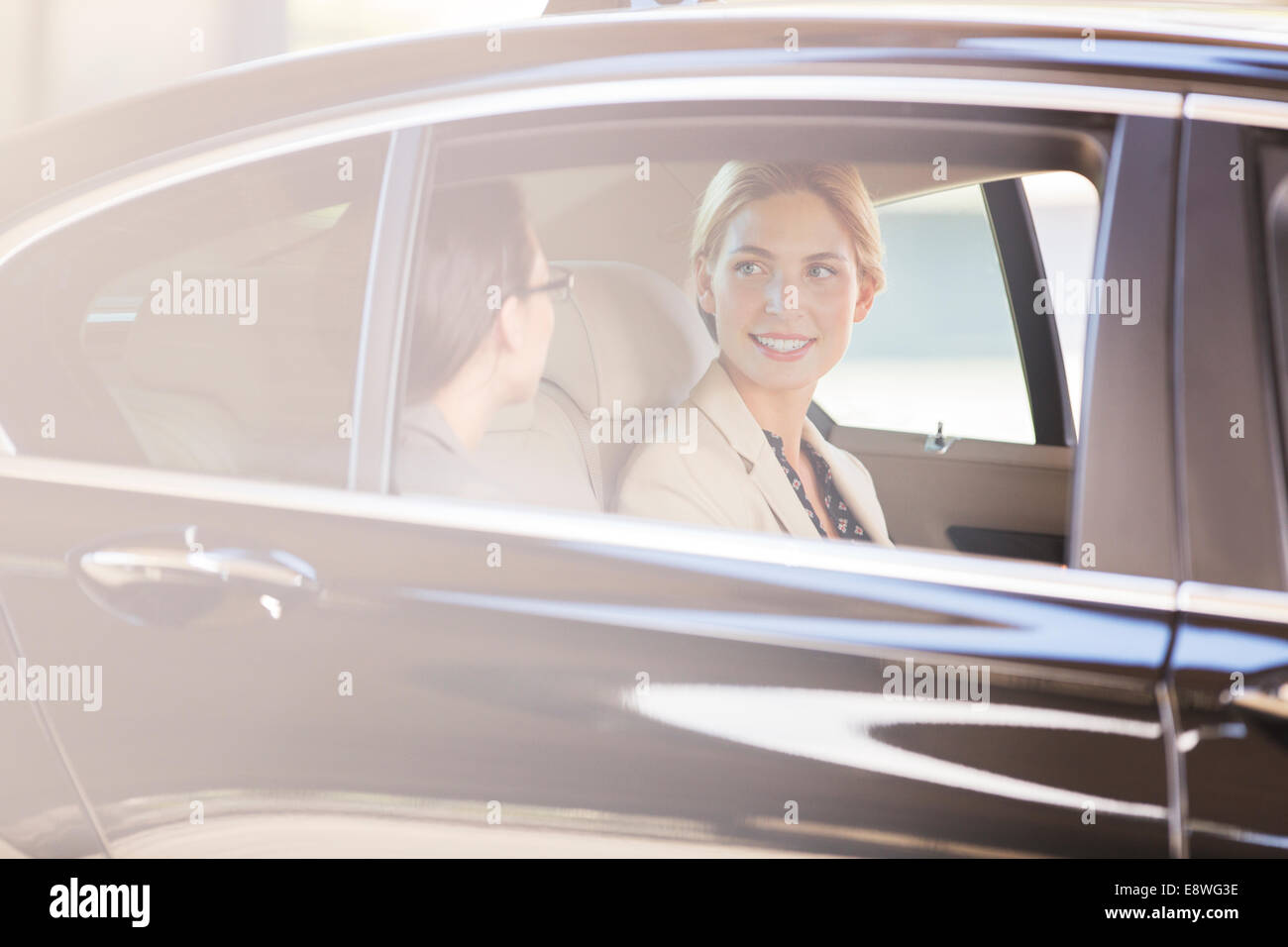 Unternehmerinnen im Gespräch auf dem Auto Rücksitz Stockfoto