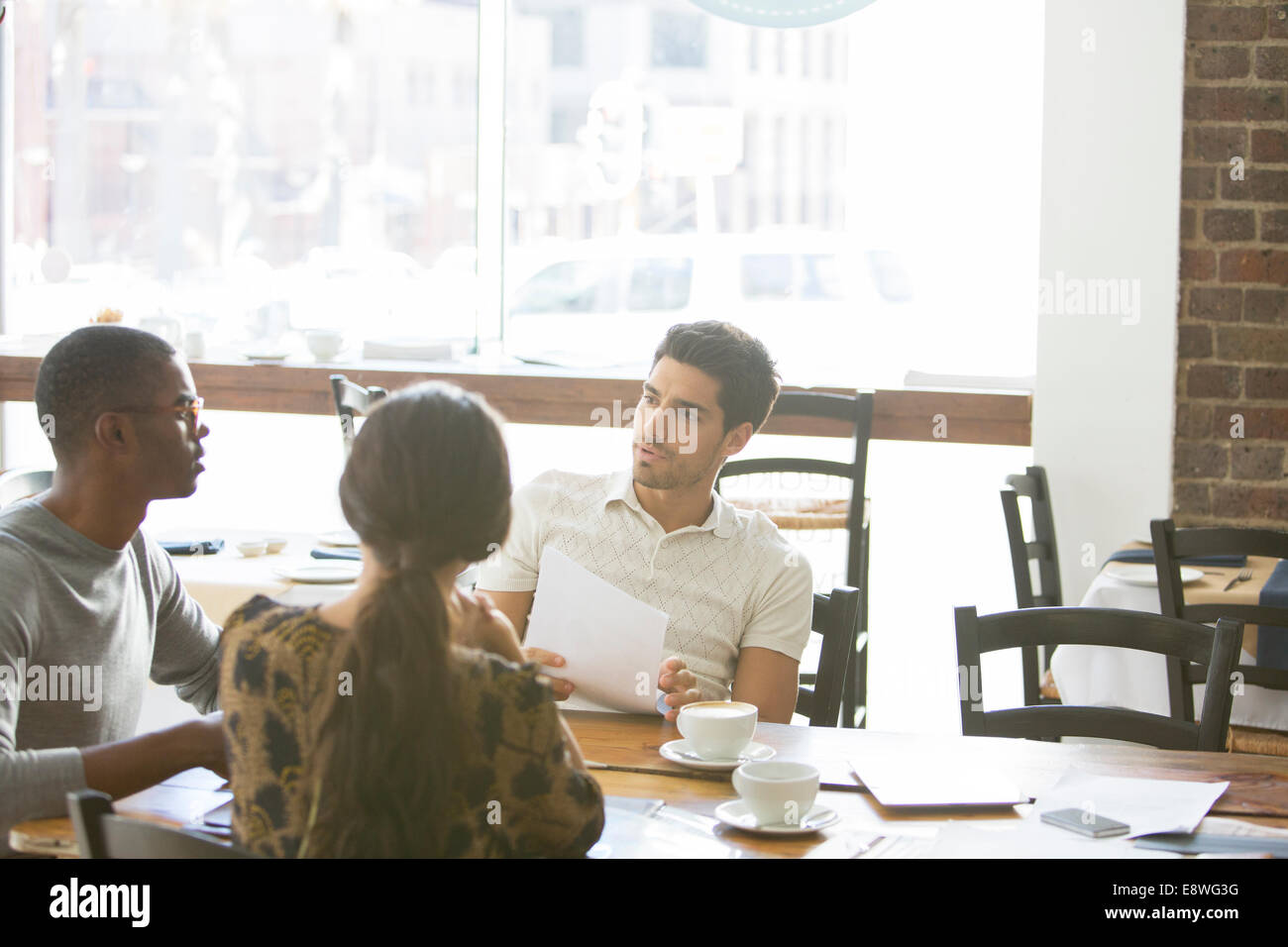 Geschäftsleute sprechen bei Treffen im café Stockfoto