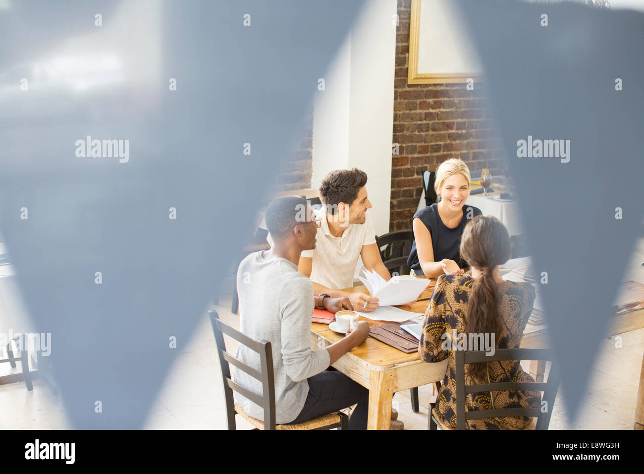 Geschäftsleute sprechen bei Treffen im café Stockfoto