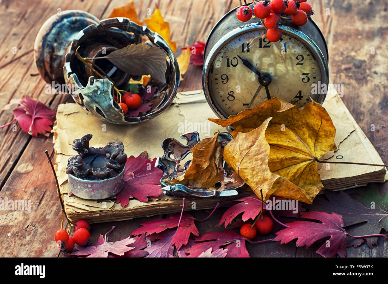 regnerischen Herbstwetter, alte Uhr, Laub Stockfoto