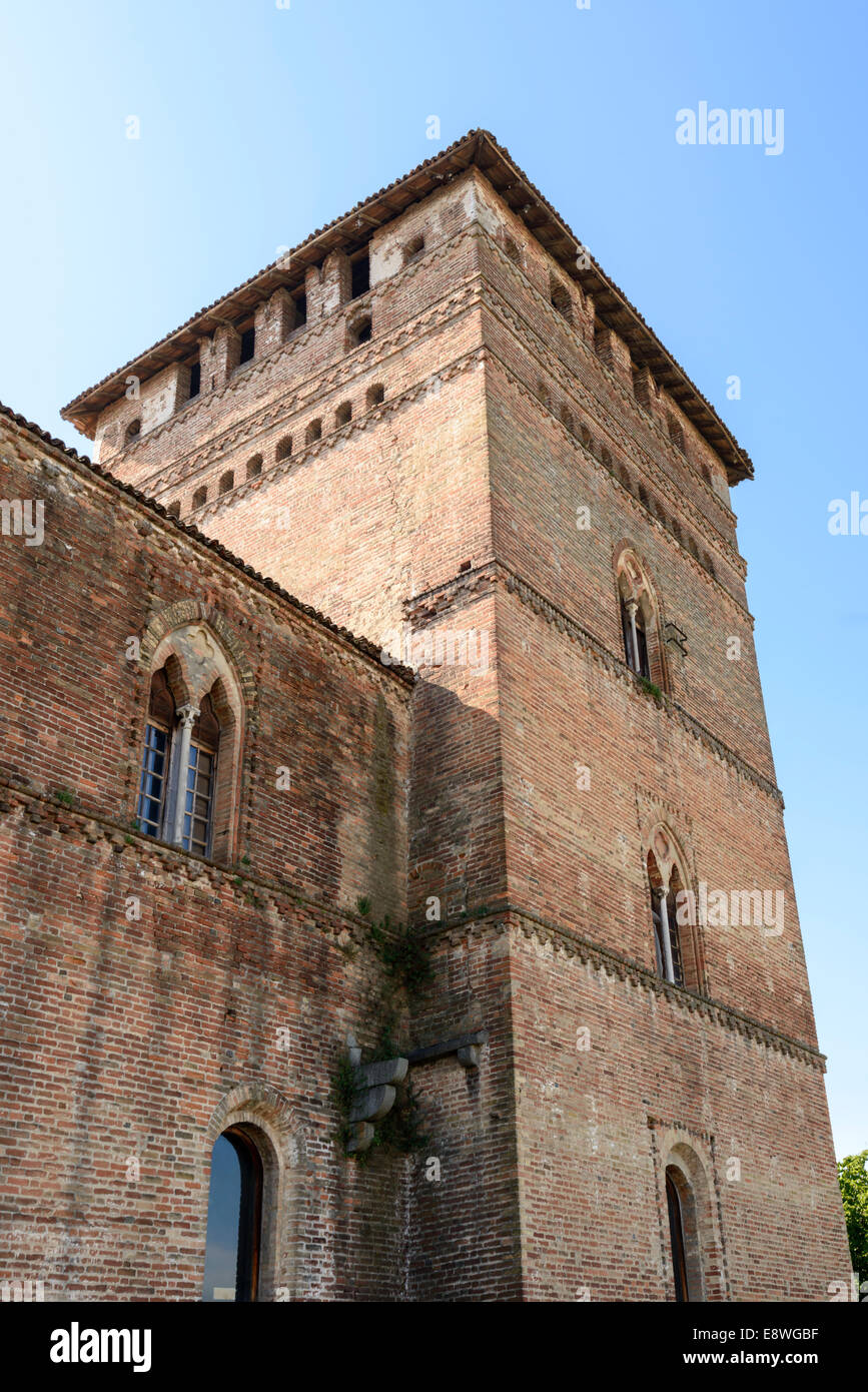 Blick auf den Turm an der Nordostecke des alten Sforzesco Schlosses, in hellen Sommerlicht gedreht Stockfoto