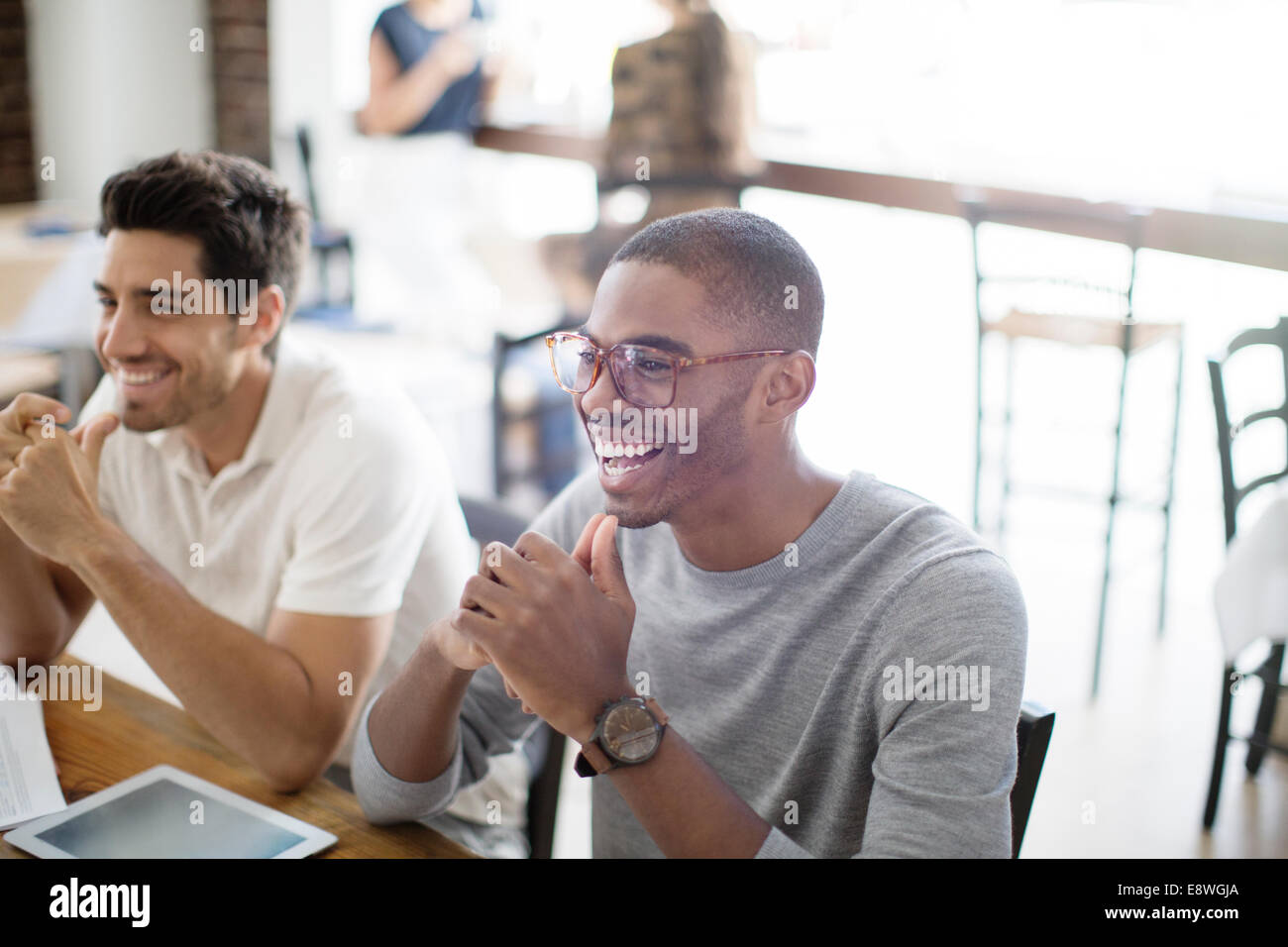 Unternehmer bei Treffen im café Stockfoto