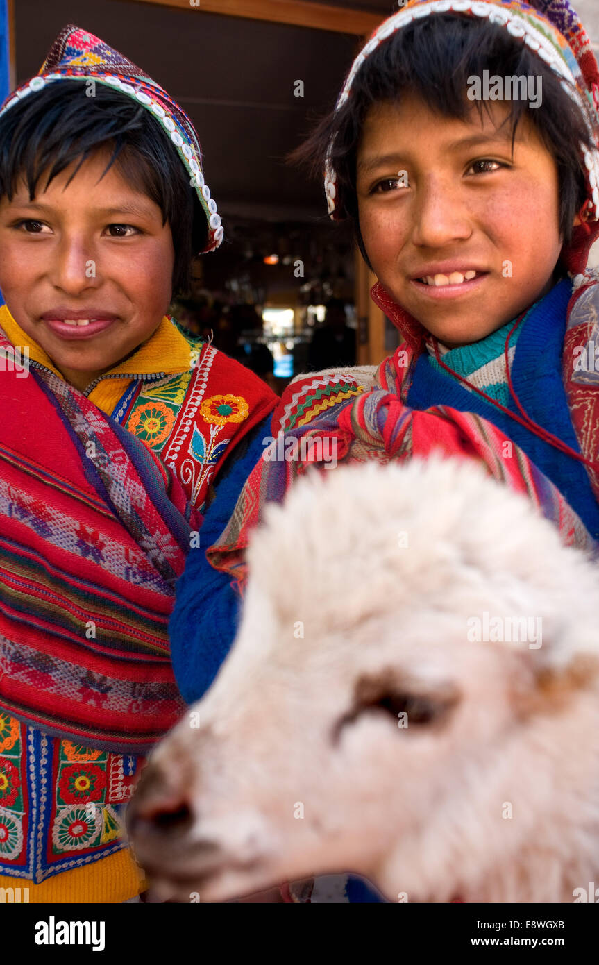 Kinder gekleidet in traditioneller Tracht in Pisac Sonntag Markttag. Pisac. Heiliges Tal. Pisac oder Pisaq in Quechua, ist ein kleines Stockfoto