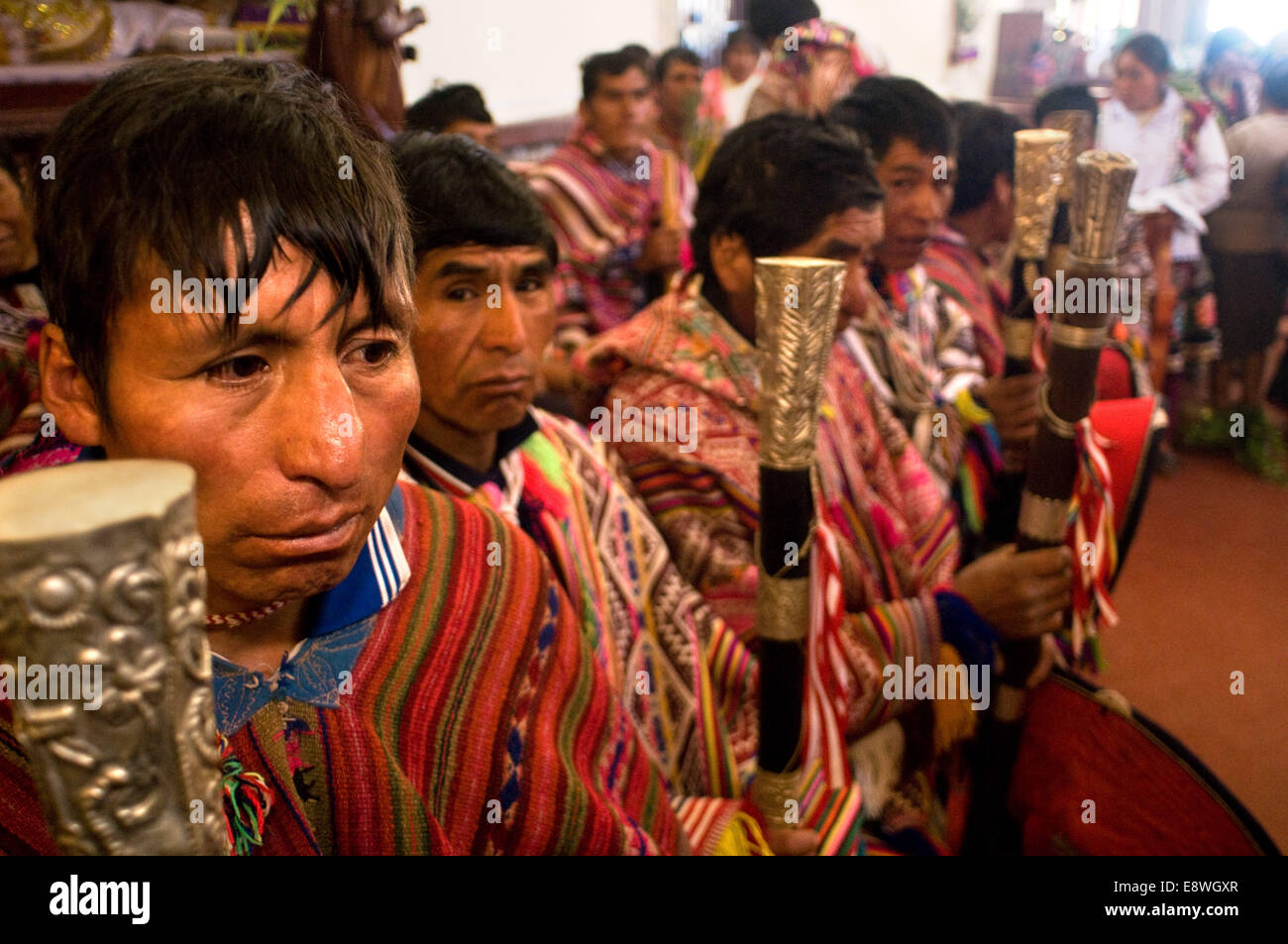 Die Bergbevölkerung in traditionellen Kostümen in der Kirche von Pisac Sonntag Markttag. Pisac. Heiliges Tal. Pisac oder Pisaq Stockfoto