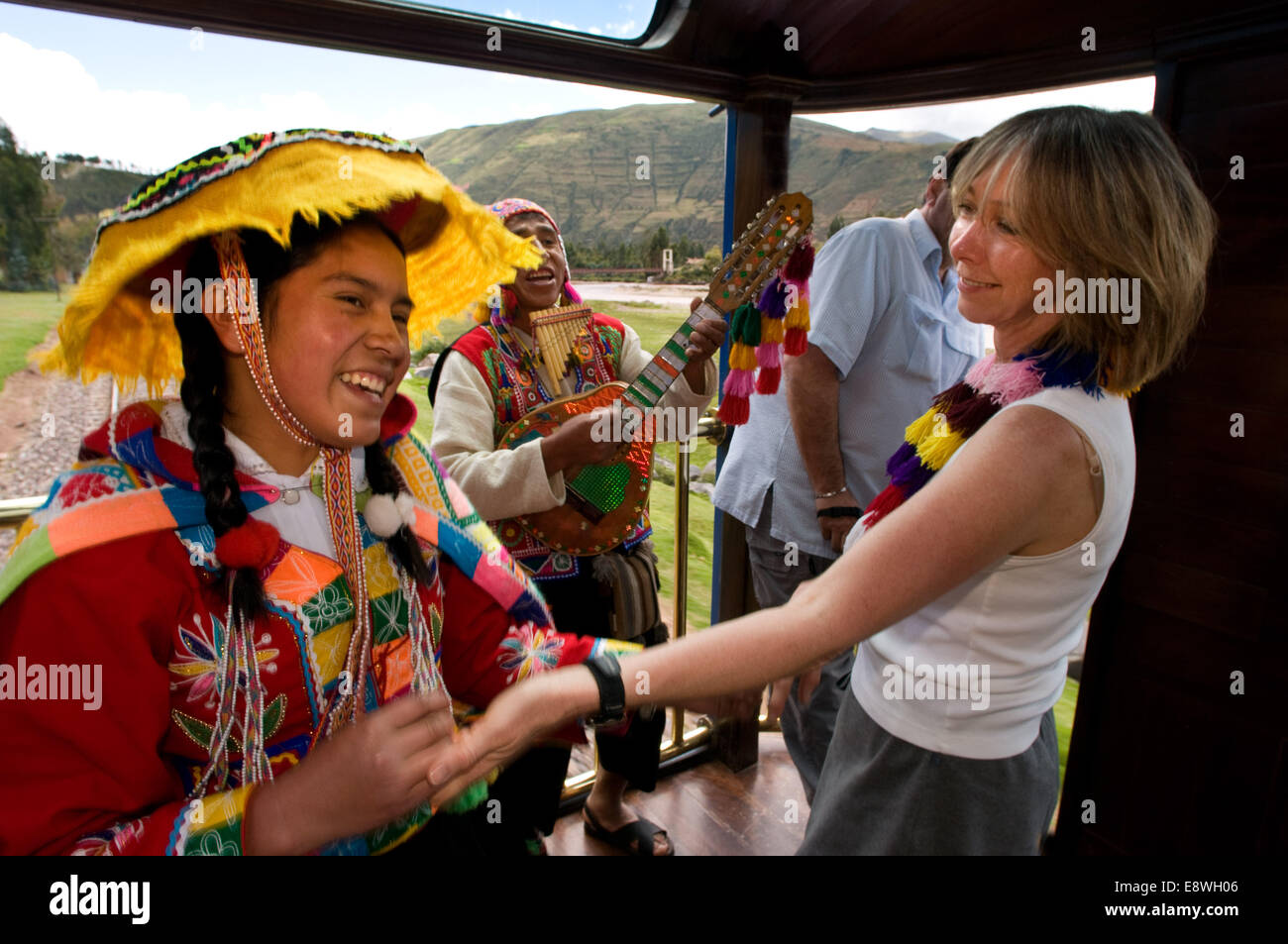 Andean Explorer, Luxus-Zug von Cusco nach Puno. Trainieren Sie im Inneren. Musiker und Tänzer in traditionellen Kostümen tanzen beleben th Stockfoto