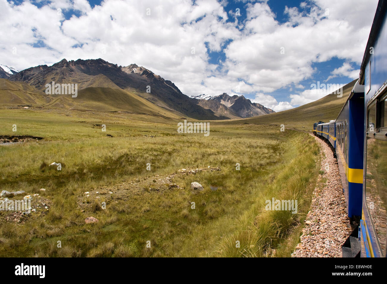 Andean Explorer, Luxus-Zug von Cusco nach Puno. Peruanischen Altiplano Landschaft im Inneren des Zuges Andean Explorer Orient aus gesehen Stockfoto