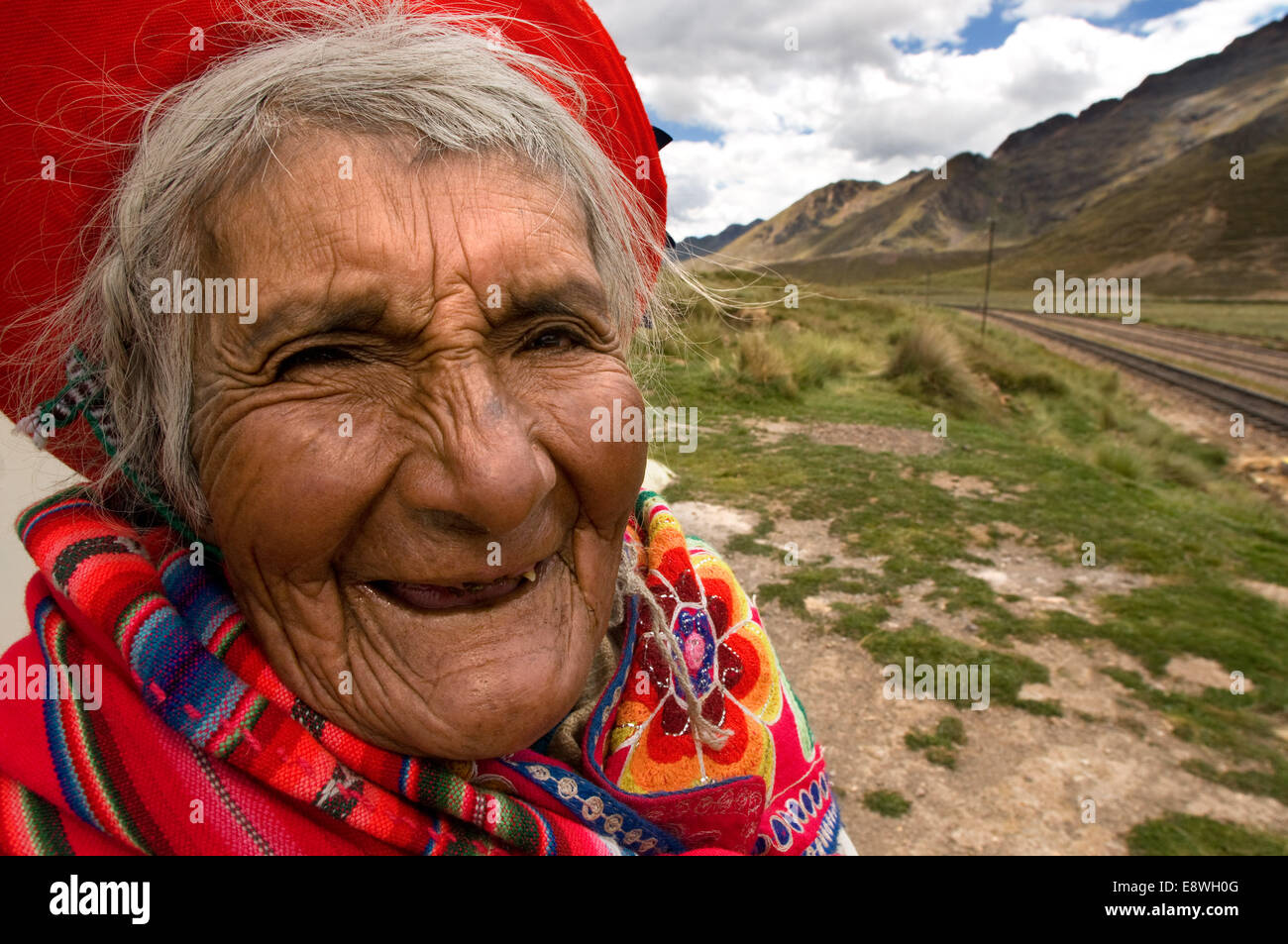 Andean Explorer, Luxus-Zug von Cusco nach Puno. Eine alte Frau trägt ein traditionelle Kleid bei La Raya, die zusammenfällt mit dem h Stockfoto