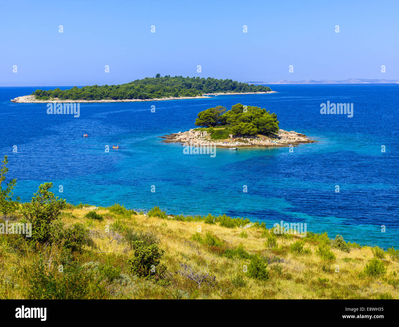 Kroatien Küste, Strand, blaues Meer Urlaub glücklich Sonne Sommerurlaub Gefühl Stimmung Glück Boot Tauchen küstennahe felsigen Steinen helle Kro Stockfoto