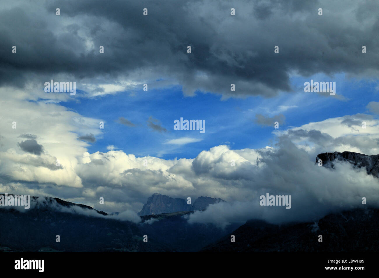 Dynamische Wolken in den Alpen Stockfoto
