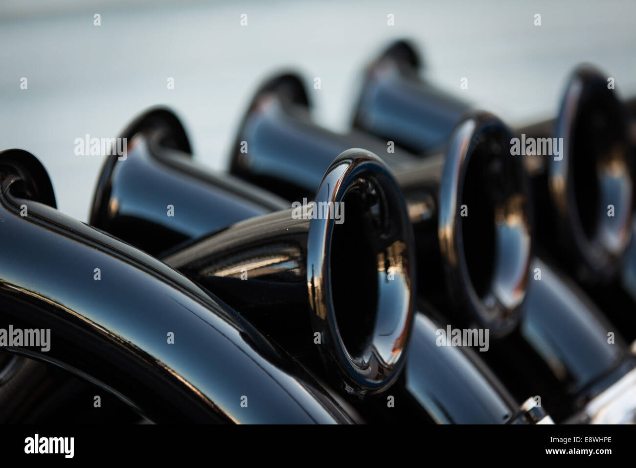 Eine Nahaufnahme der Lufteinlässe auf einen V8-Supercar-Motor Stockfoto