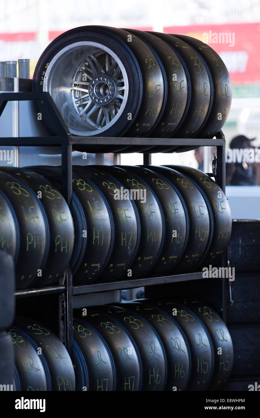 Ein Rack mit Rennreifen bei einem V8 Supercar Rennen Treffen in Australien Stockfoto