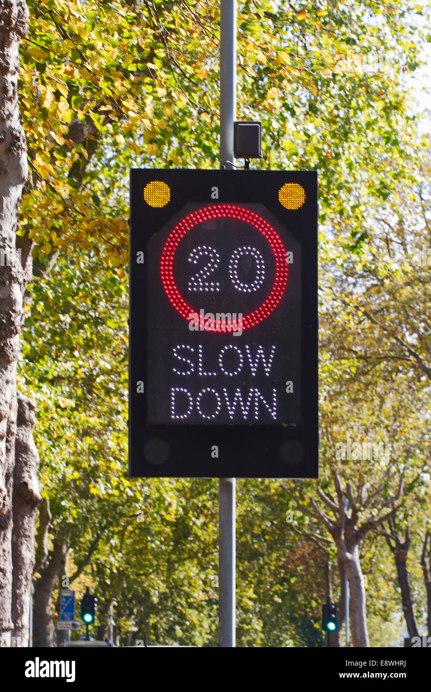 London, Lewisham eine beleuchtete 20 km/h Höchstgeschwindigkeit Zeichen Stockfoto