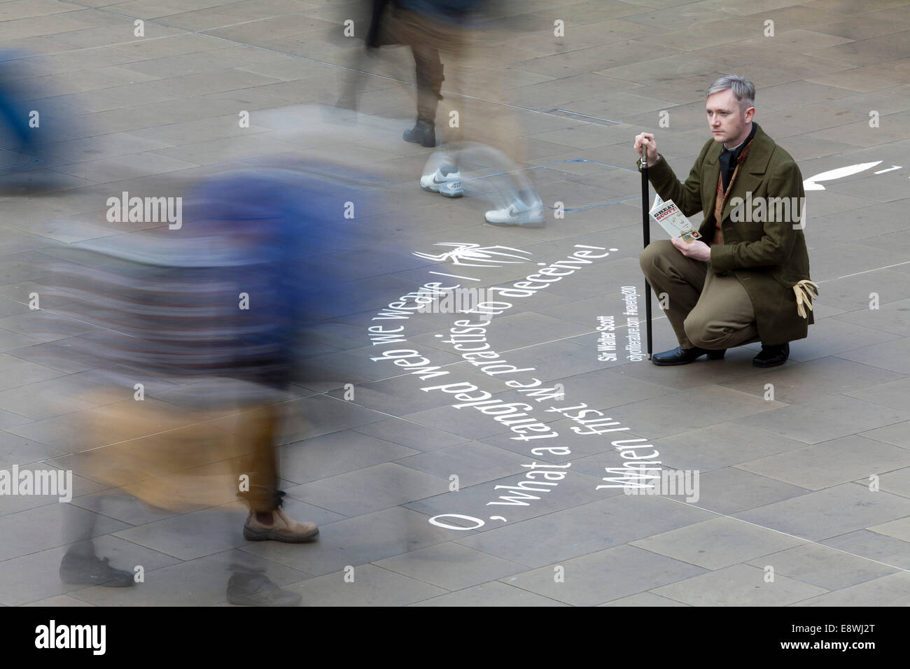 Edinburgh, Schottland. 14. Oktober 2014. Zitate von Sir Walter Scotts erster Roman schrieb "Waverley" nahe Waverley Station in Edinburgh, der Bahnhof wurde als nach dem Buch. Die Kampagne feiert 10-jähriges Jubiläum der Stadt als weltweit erste UNESCO City of Literature. Fergus John McCann ist in die Rolle von Sir Walter Scott abgebildet. 14. Oktober 2014. Bildnachweis: GARY DOAK/Alamy Live-Nachrichten Stockfoto
