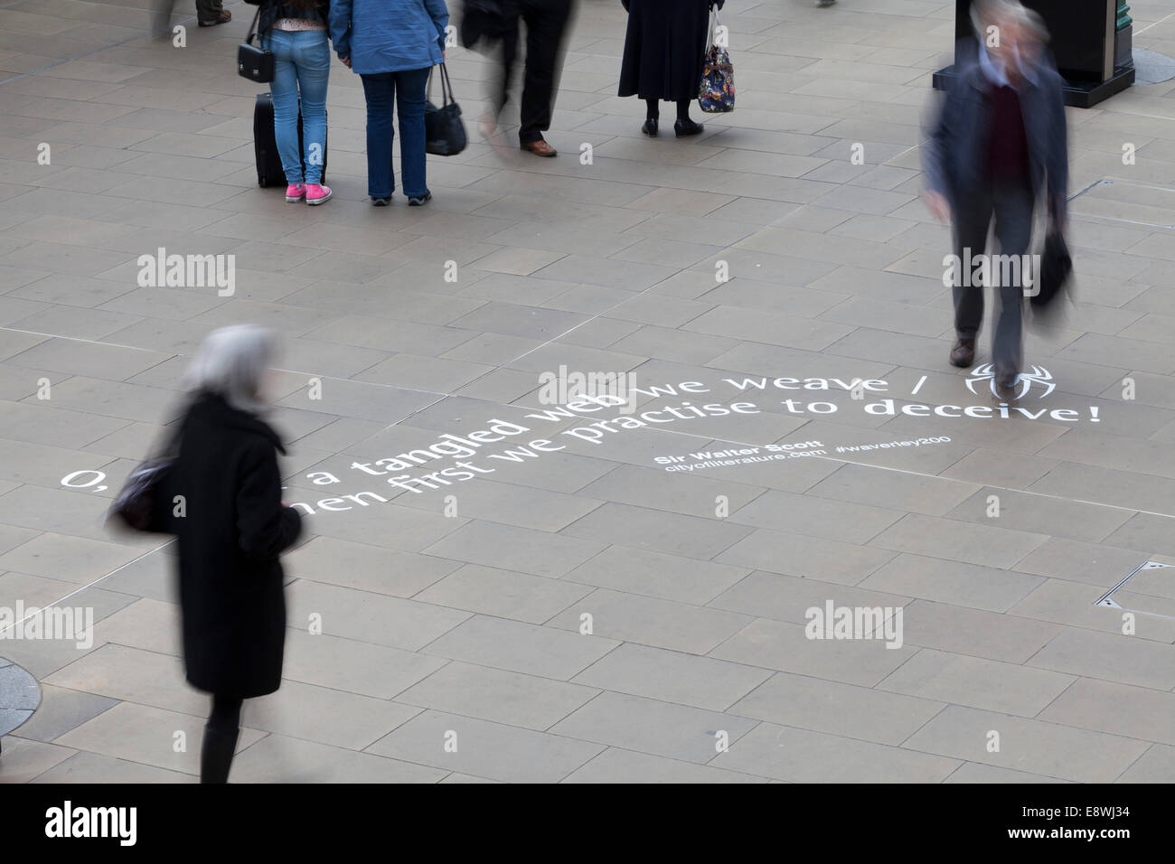 Edinburgh, Schottland. 14. Oktober 2014. Zitate von Sir Walter Scotts erster Roman schrieb "Waverley" nahe Waverley Station in Edinburgh, der Bahnhof wurde als nach dem Buch. Die Kampagne feiert 10-jähriges Jubiläum der Stadt als weltweit erste UNESCO City of Literature. 14. Oktober 2014. Bildnachweis: GARY DOAK/Alamy Live-Nachrichten Stockfoto