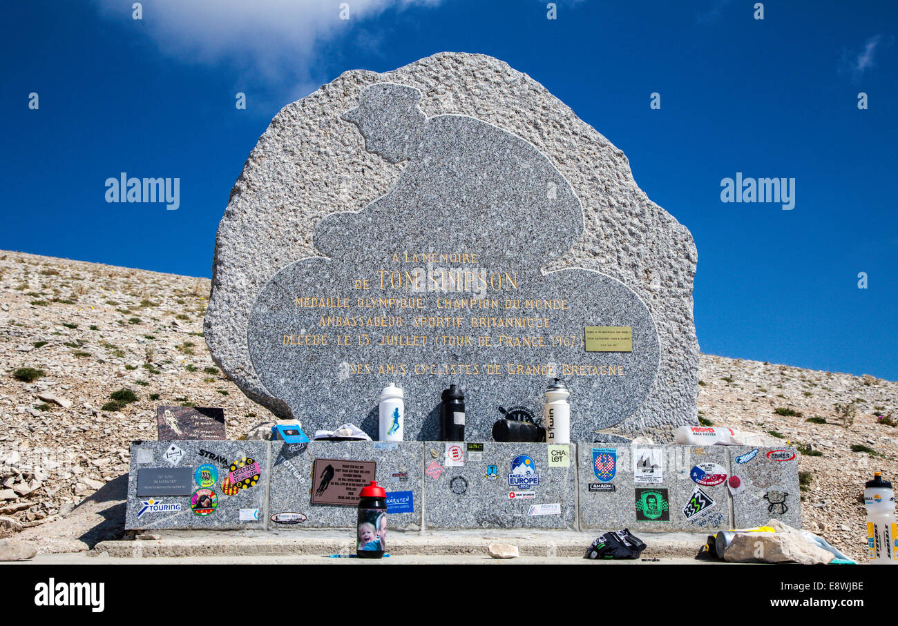 Wasserflaschen und Aufkleber links auf dem Tom Simpson-Denkmal auf dem Mont Ventoux, Luberon, Vaucluse, Provence, Frankreich Stockfoto